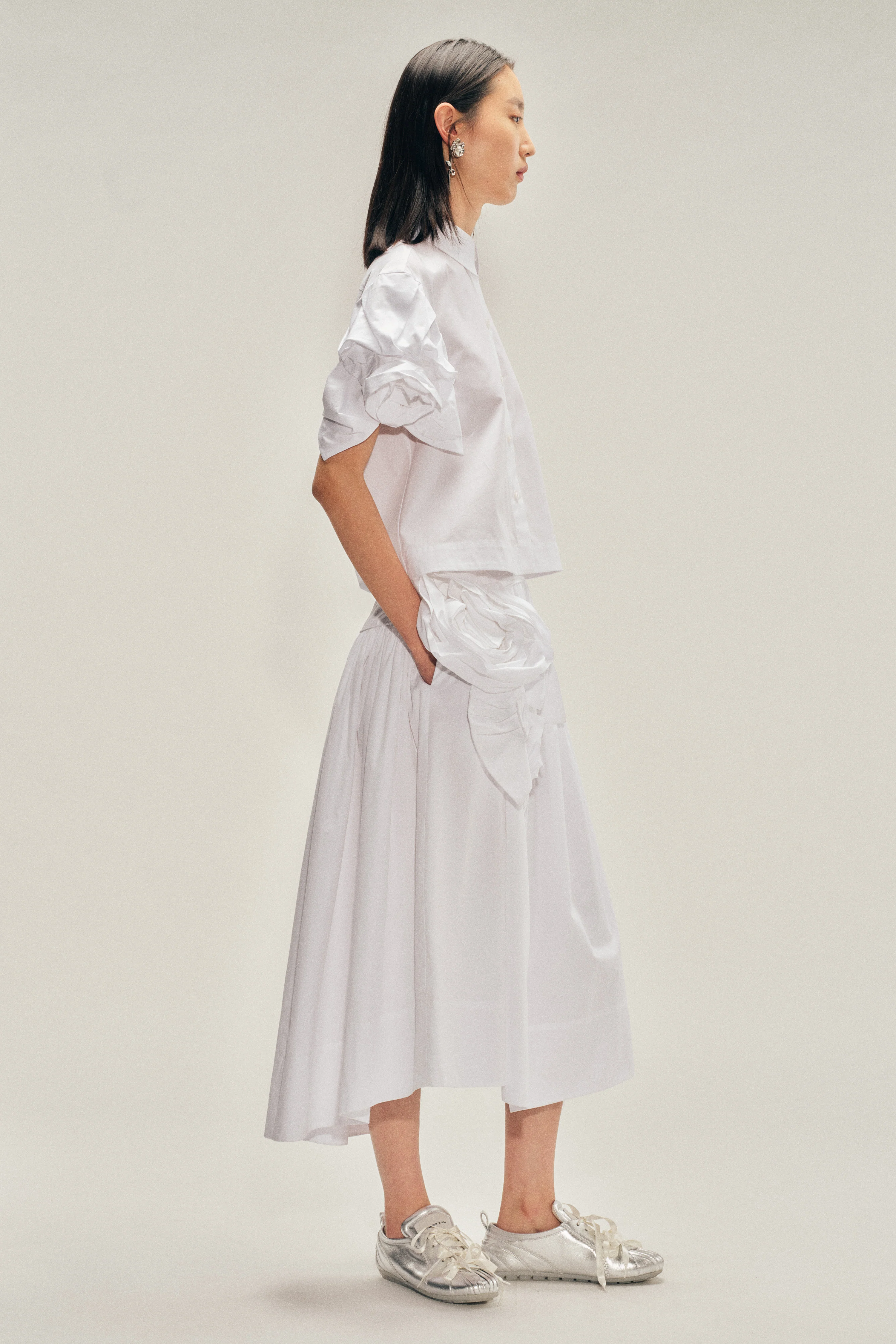 Cropped Rose Puff Sleeve Shirt - Image 3